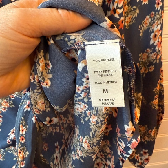 West Kei blue floral top. Size M - Picture 6 of 8